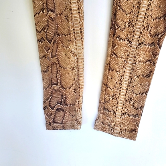 LA LUXE Snakeprint Python Leggings Like NEW! Sz Med - Picture 4 of 13